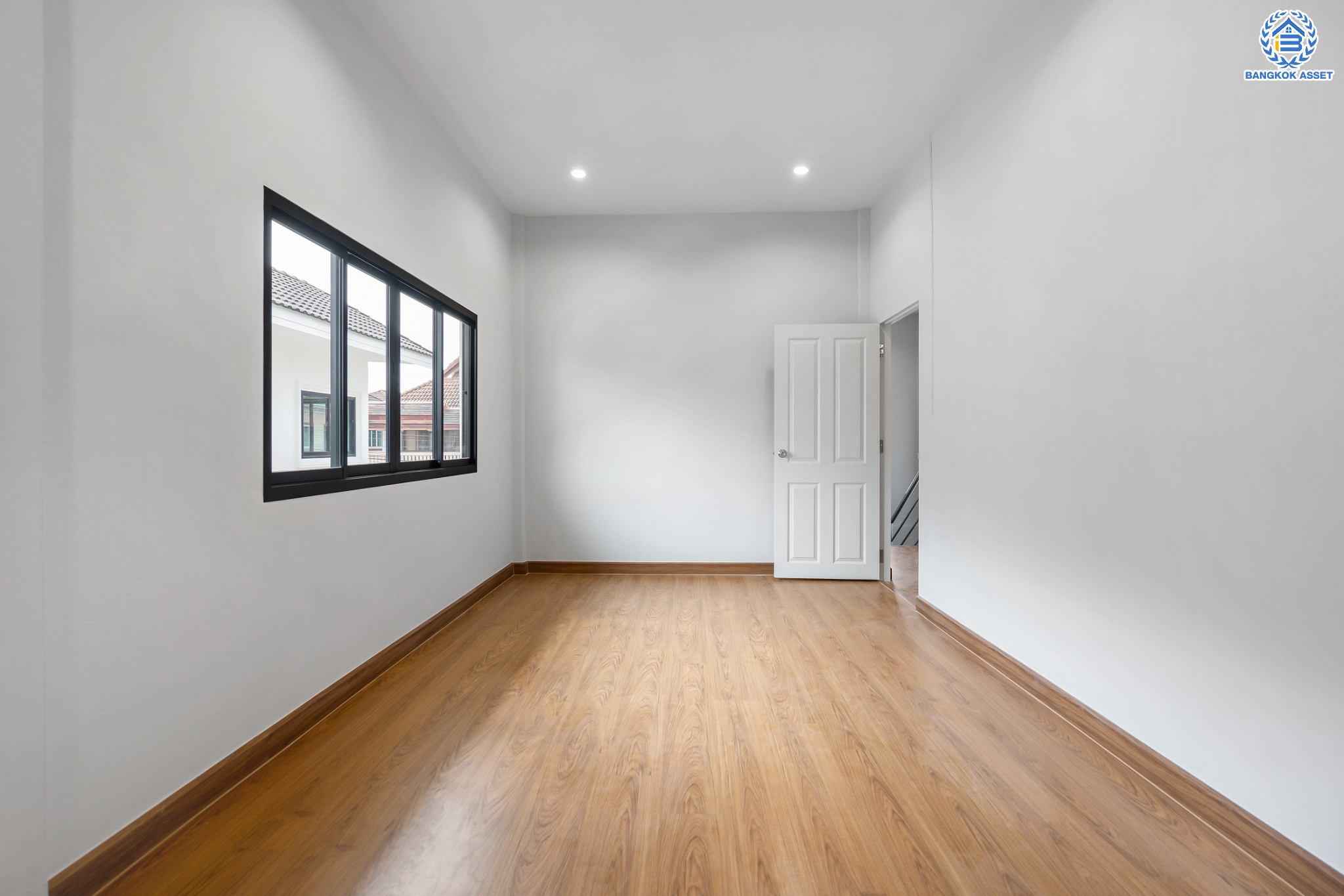 บ้านมือสองตกแต่งใหม่ ม.บูรพา12 ดอนเมือง บ้านเดี่ยว เนื้อที่ 50 ตร.ว. ฟังก์ชัน 4 ห้องนอน 2 ห้องน้ำ จอดรถได้ 2 คัน บนทำเลดีที่สุด ใกล้สนามบินดอนเมือง ทางด่วน "ศรีสมาน" และรถไฟฟ้าสายสีแดง "สถานีดอนเมือง"...